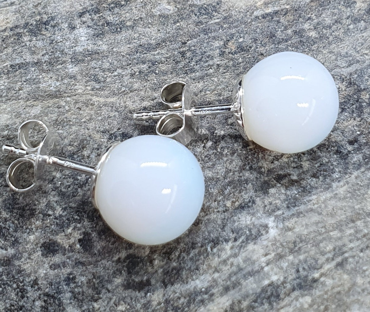 Boucles d'oreille SUZIE puce blanc opale