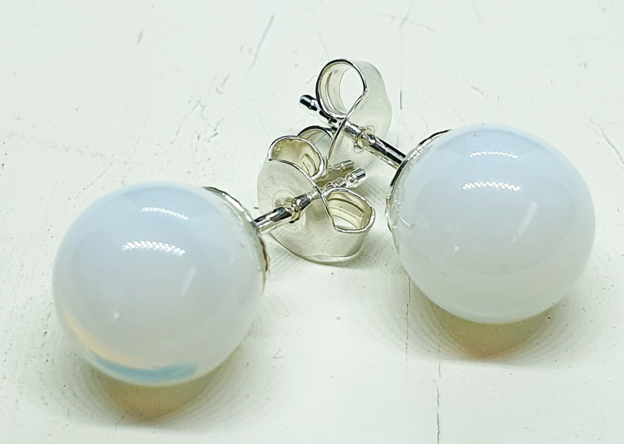 Boucles d'oreille SUZIE puce blanc opale