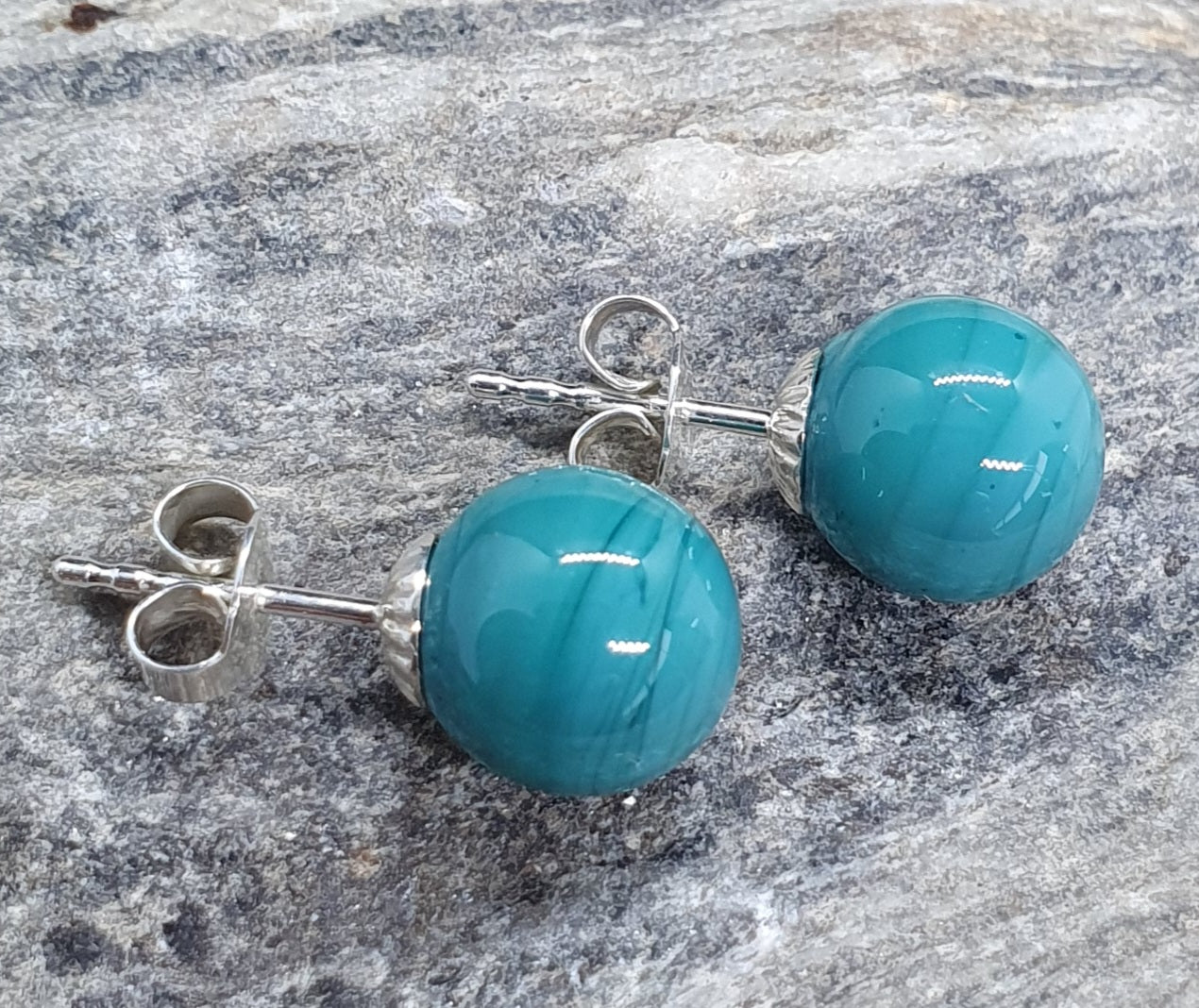 Boucles d'oreille SUZIE puce bleu vert