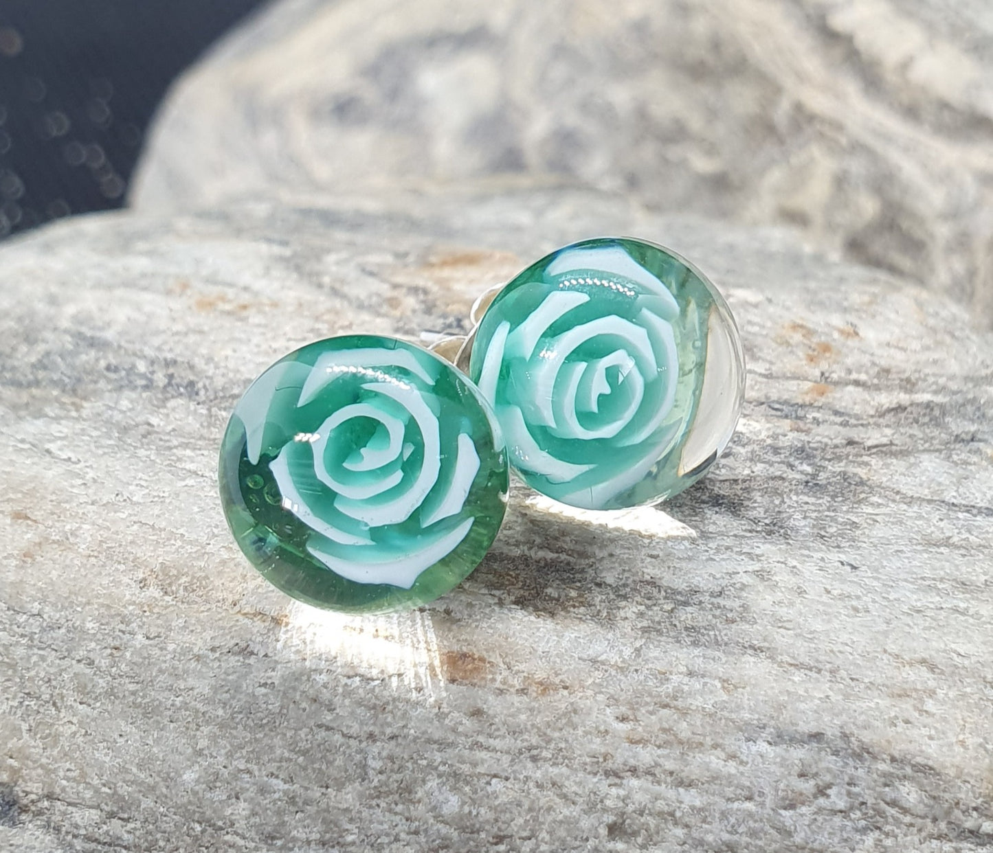 Boucles d'oreille puces ROMANCE vert