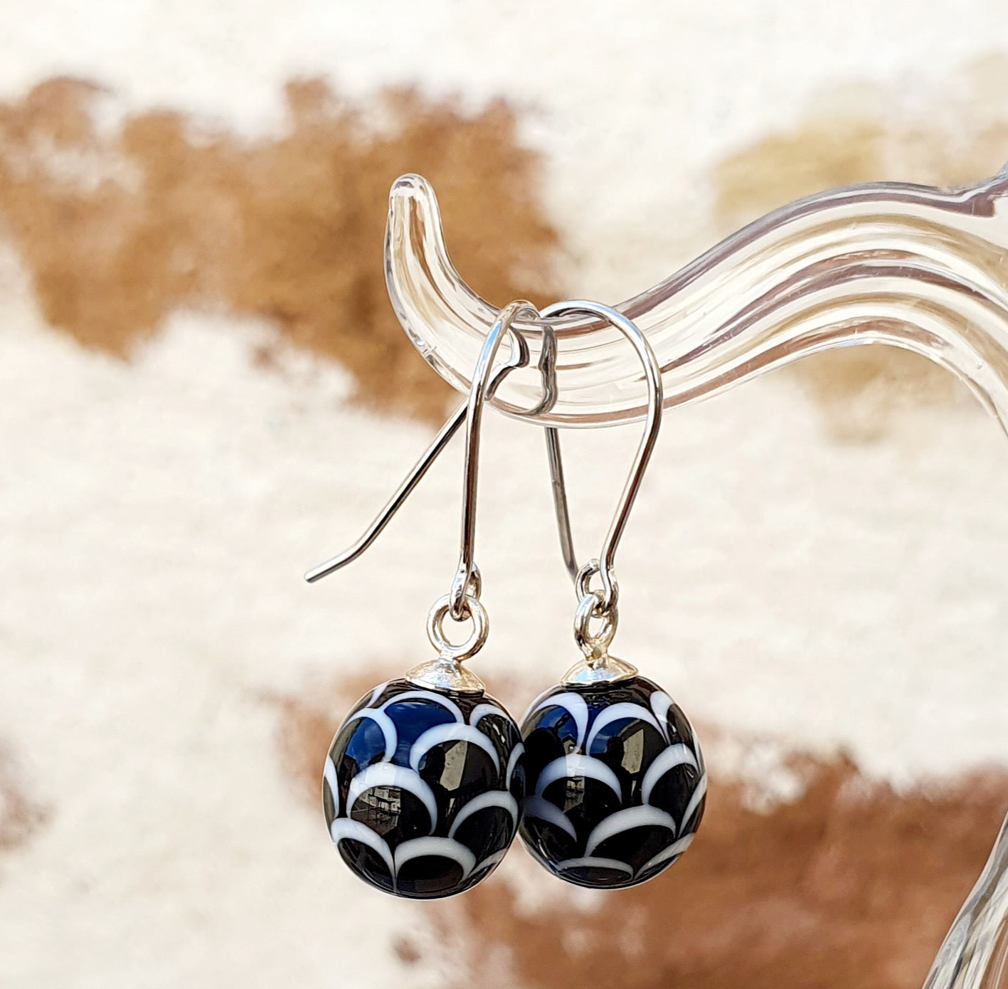 Boucles d'oreille AYA noir et blanc