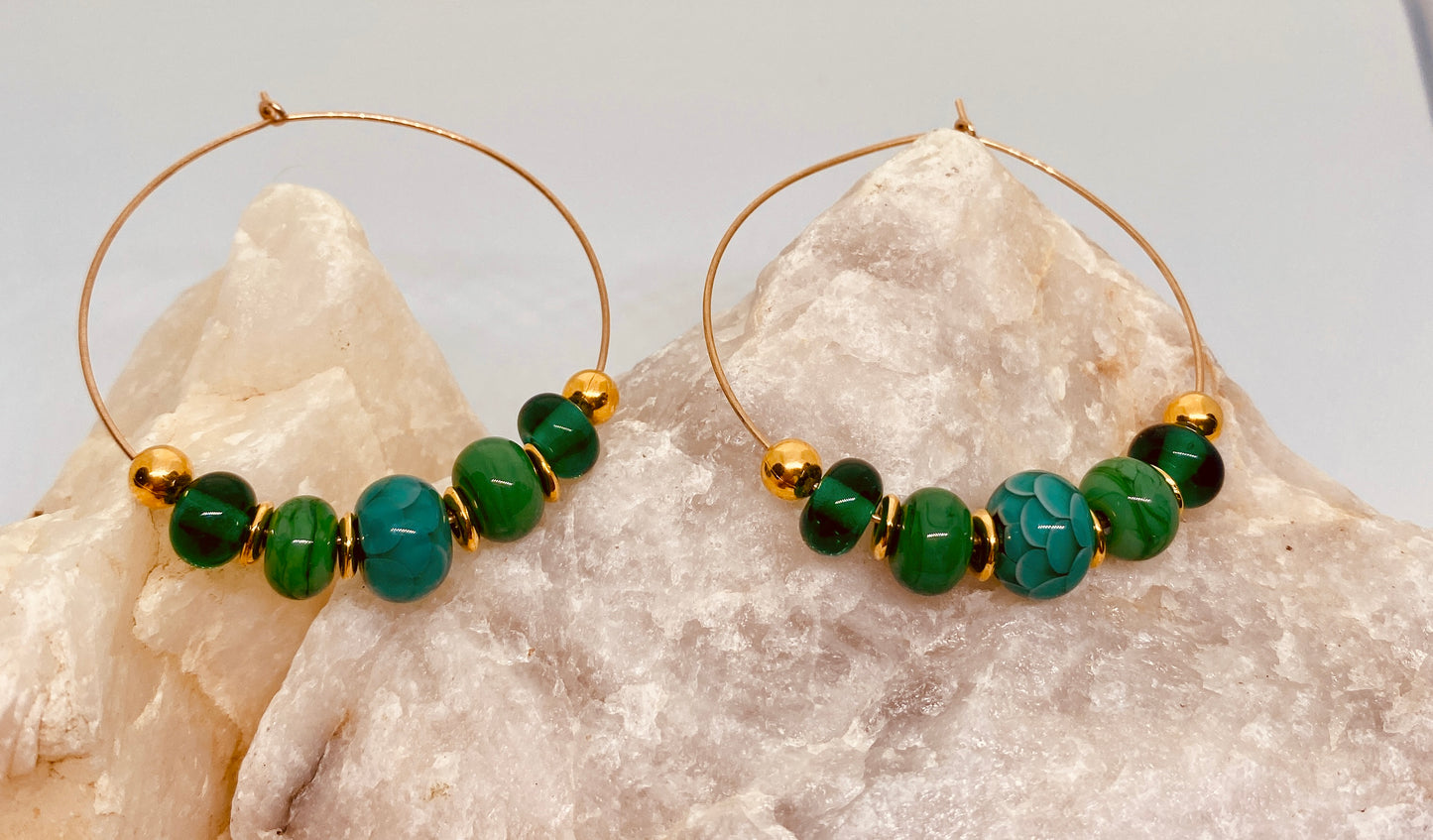 Boucles d'oreille créoles AYA camaieu de vert