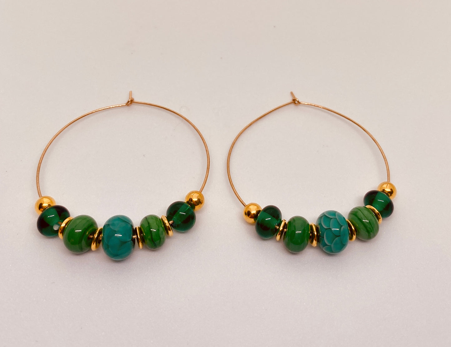 Boucles d'oreille créoles AYA camaieu de vert