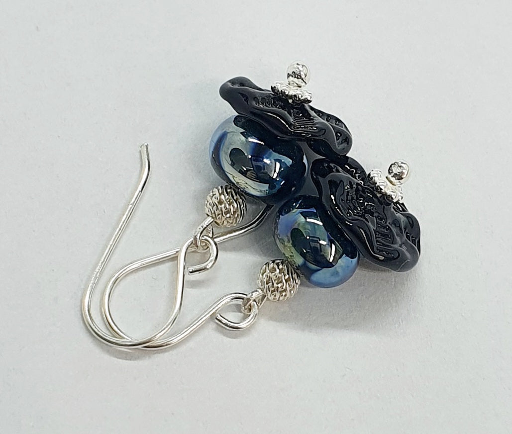 Boucles d'oreille CAPUCINE noir bleu irisé